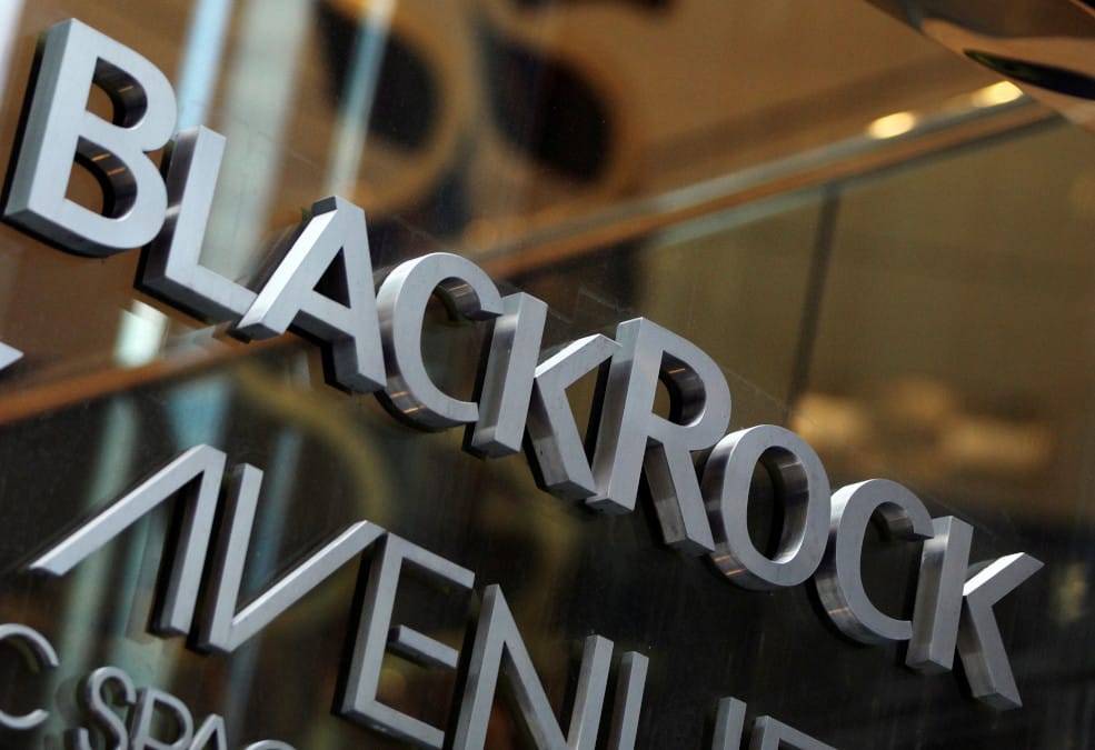 BlackRock начинает продвигать биткоин-ETF на фасадах зданий в трех городах США.
