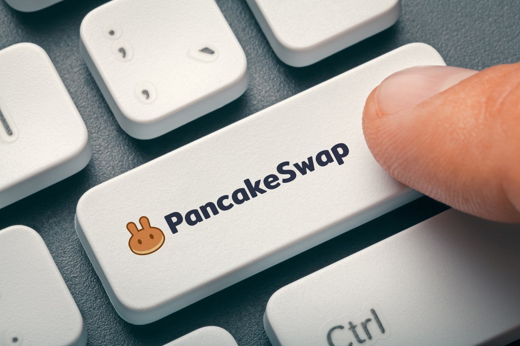 PancakeSwap, ведущая децентрализованная биржа, объявила о сотрудничестве с Stryke, ранее известной как Dopex, для запуска торговли опционами CLAMM, расширяя пулы V3