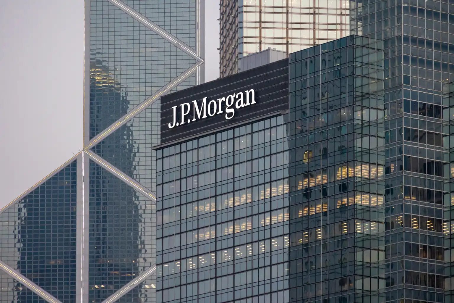 JPMorgan Chase и Wells Fargo держат Spot Bitcoin ETF
